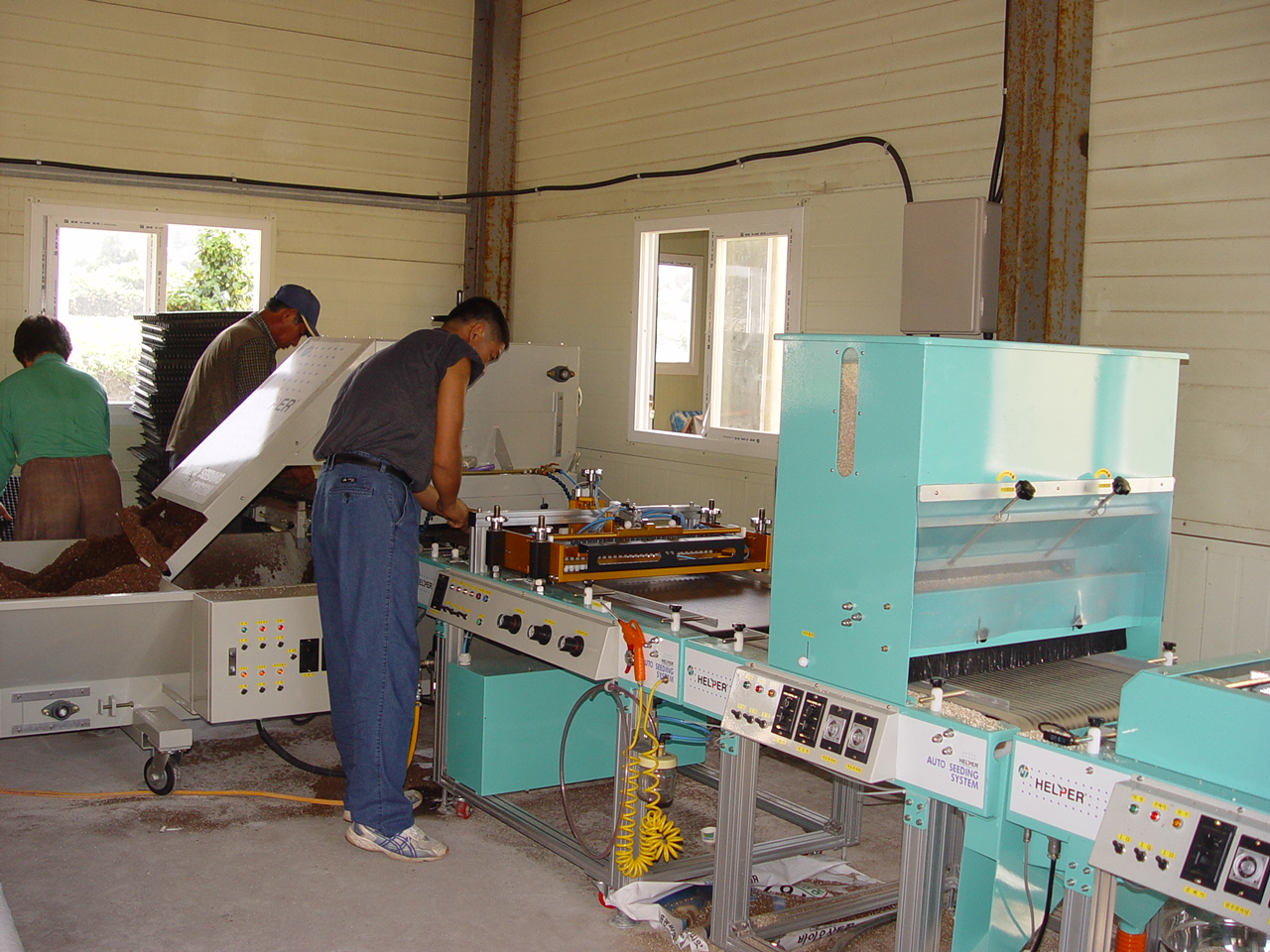 지금 동부센터는 공정육묘실을 운영하고 있습니다.