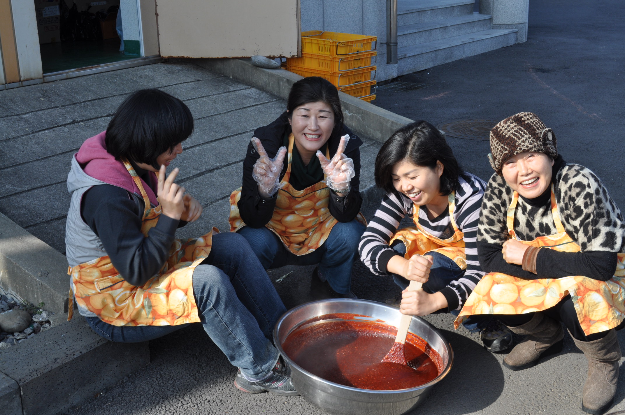 천연염색바느질연구회 회원들의 고추장 담그기