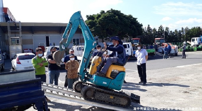 함덕농협 합동 농업기계(굴삭기, 콤바인) 안전이용 교육