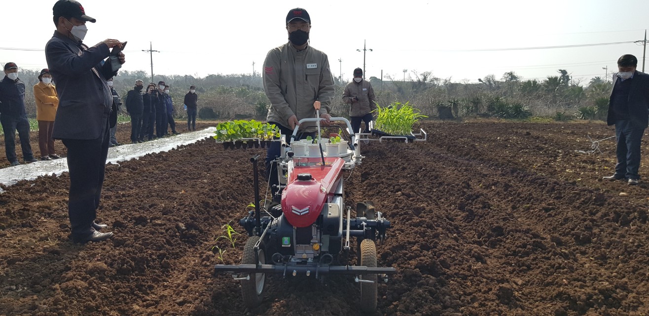 원예작물 정식 기계 현장 시연회 